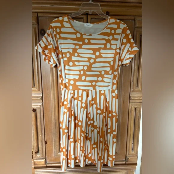 Naggoo short sleeve, knee length print dress, side pockets, size M - Picture 1 of 2